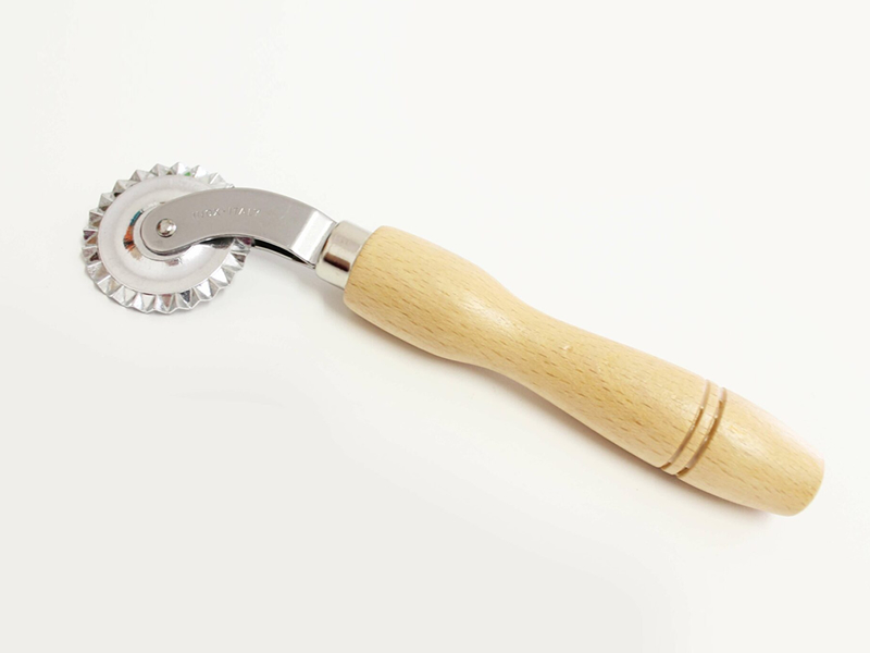 TAGLIAPASTA ROTELLA INOX M/LEGNO  2117